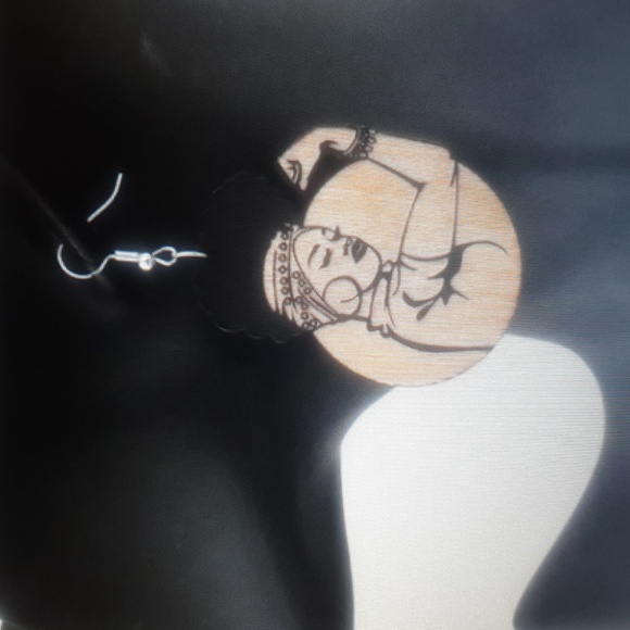 Strong woman earrings - Picture 3 of 3